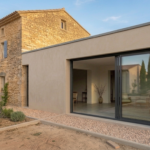 Extension moderne sur maison ancienne